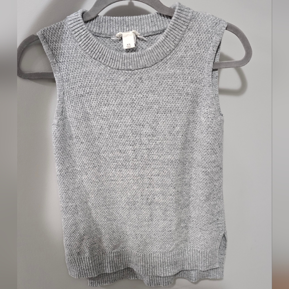 LOFT Gray Knit Sleeveless Vest